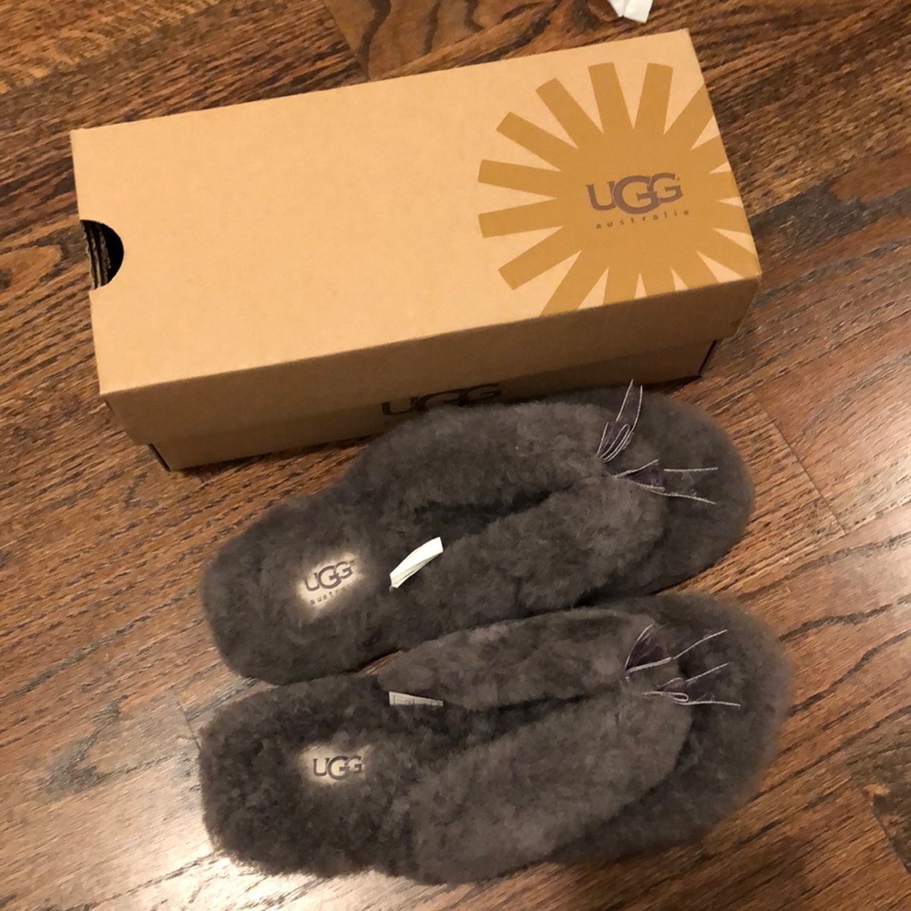 New in box UGG Fluff flip flop slippers